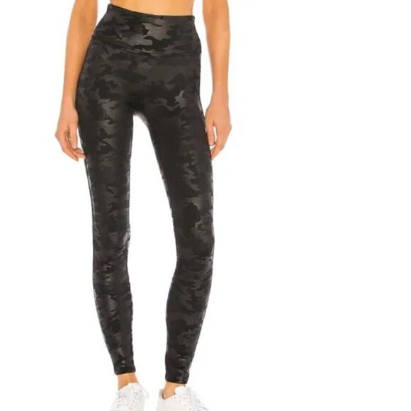 Spanx Black Metallic Camo Faux Leather Matte Leggings Size XS - Picture 2 of 9